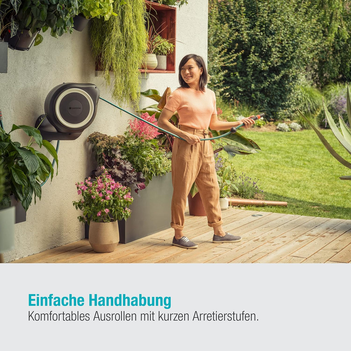 Gardena Wand-Schlauchbox RollUp M 20 m: Flexible Bewässerung für mittelgroße Gärten, schwenkbare Schlauchtrommel, mit Wandhalterung, Systemteilen und