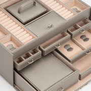 View Medium-sized jewelry box, made of tin - 28 compartments, 10 spaces for storing rings, 20 slots for ear piercings 10 compartments for storing necklaces - Includes a handbag image 4