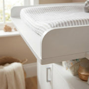 View ecomi Cómoda Cambiador para bebé en Madera con Plan de Cambiar, 3 cajones, 1 puerta, Altura 100 cm, Color Blanco, Dimensiones 113x100 cm, tiradores image 2
