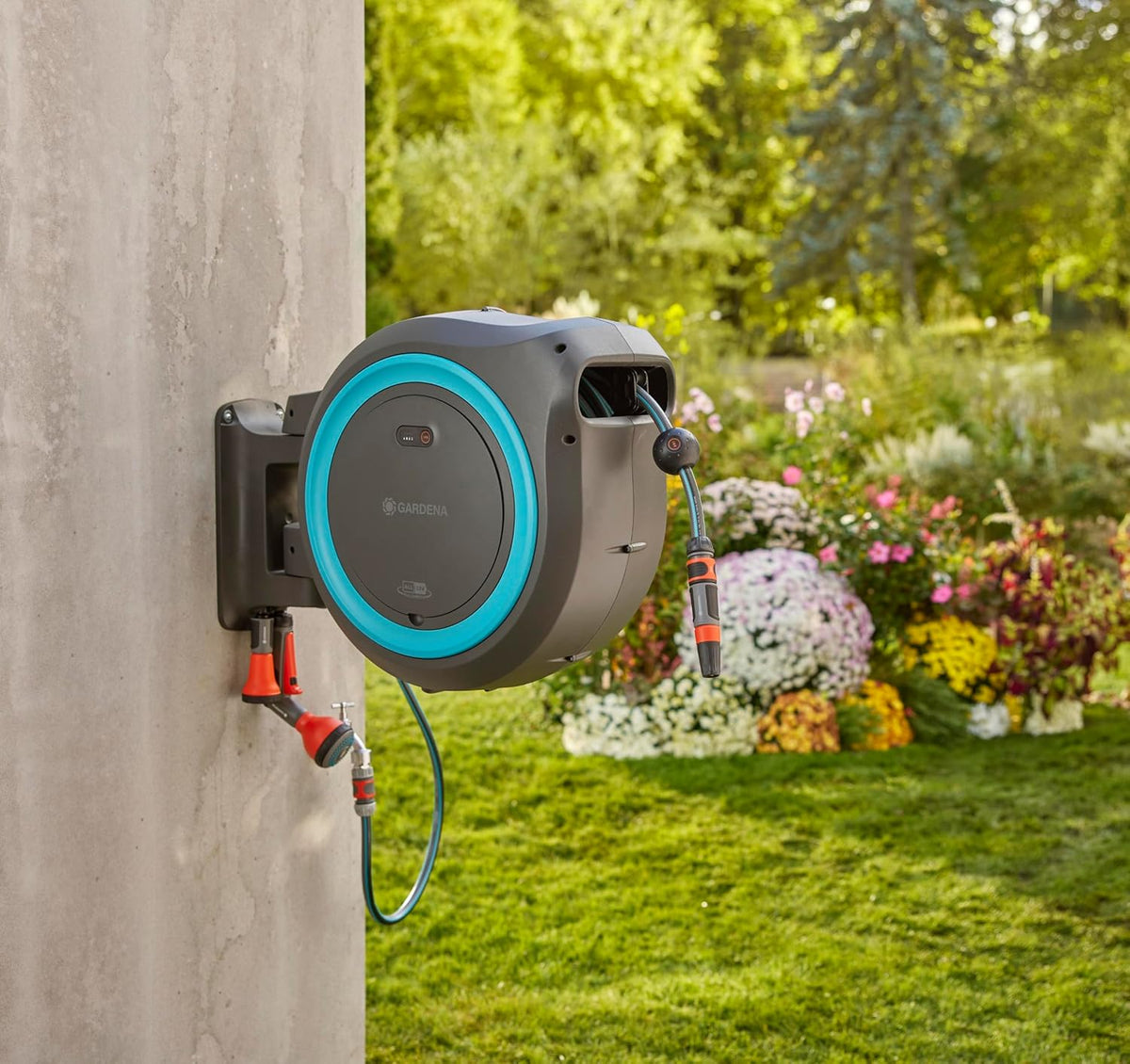 Gardena Akku-Wand-Schlauchbox PowerRoll XL solo: Automatischer Schlauchaufroller mit 35 m Gartenschlauch, Schlauchführung und RollControll,