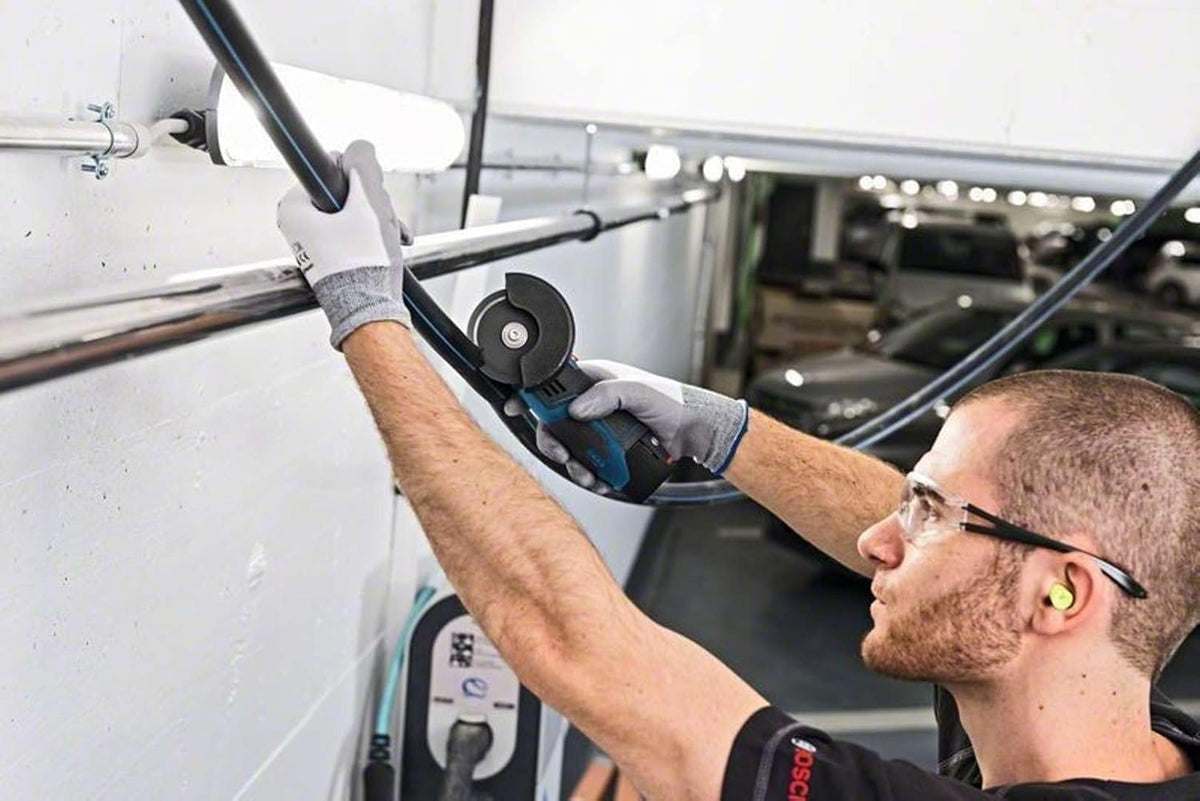Professional 12V System Akku Winkelschleifer GWS 12V-76 (inkl. 2x 3.0Ah Akku, Schnellladegerät GAL 1230 CV, 1x Carbide Multi Wheel, 2x Trennscheibe